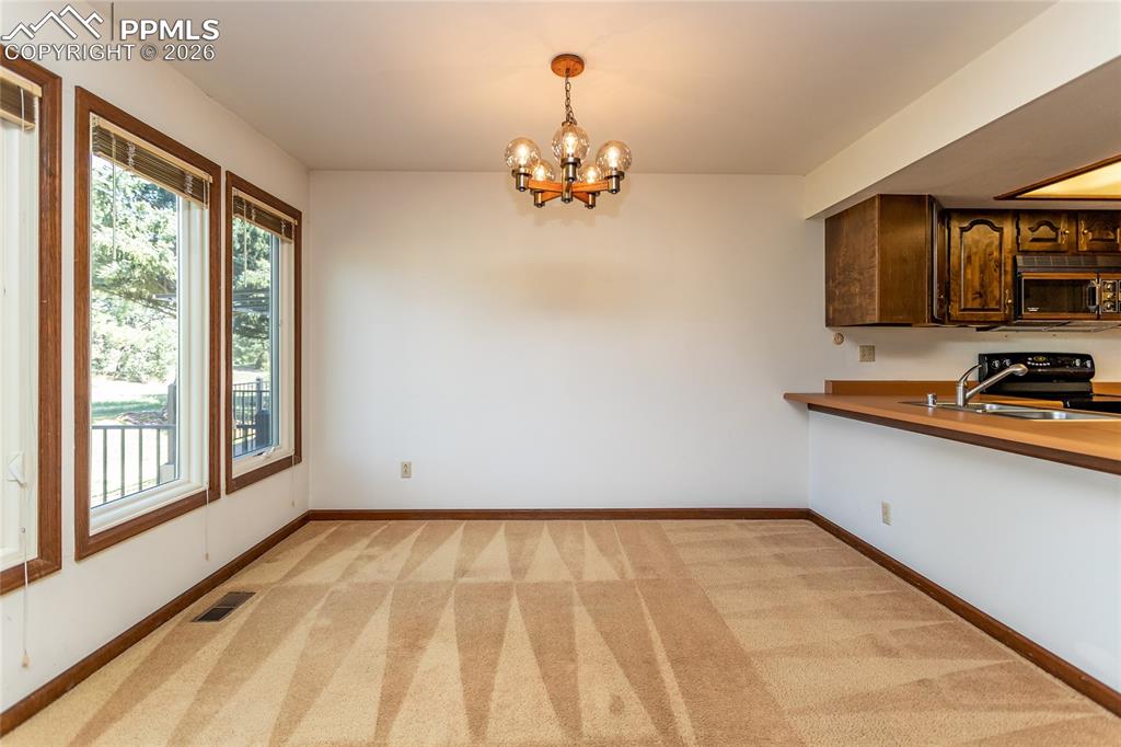 Image 13 of 43: Dining Area