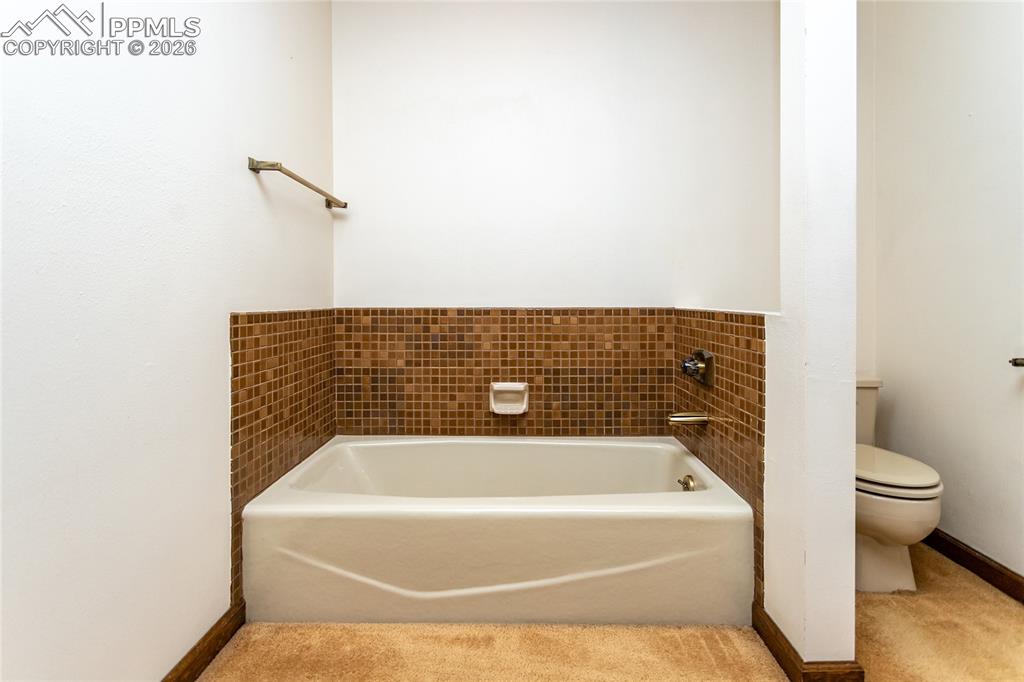 Image 24 of 43: Bathroom