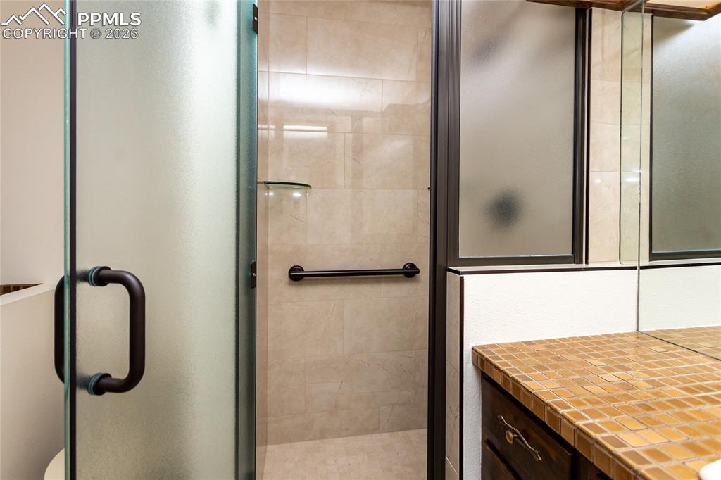 Image 25 of 43: Bathroom