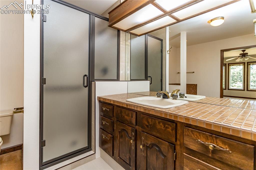 Image 26 of 43: Bathroom