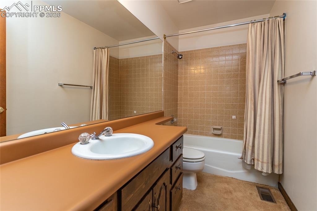 Image 29 of 43: Bathroom