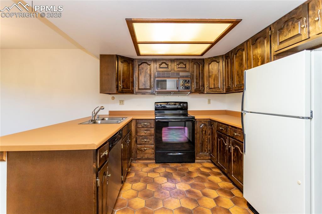 Image 8 of 43: Kitchen