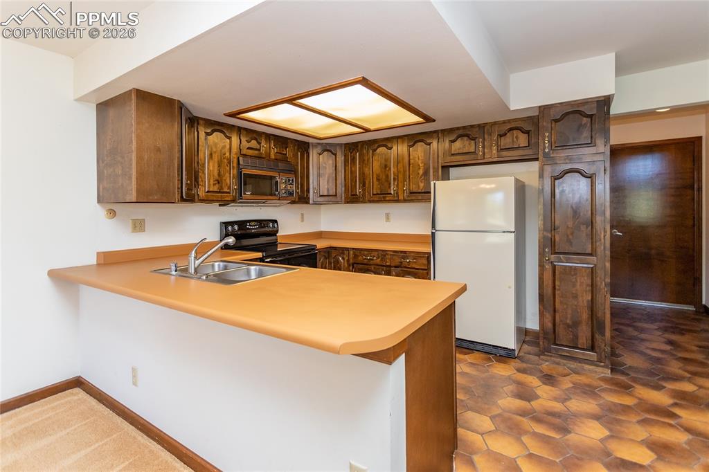 Image 9 of 43: Kitchen