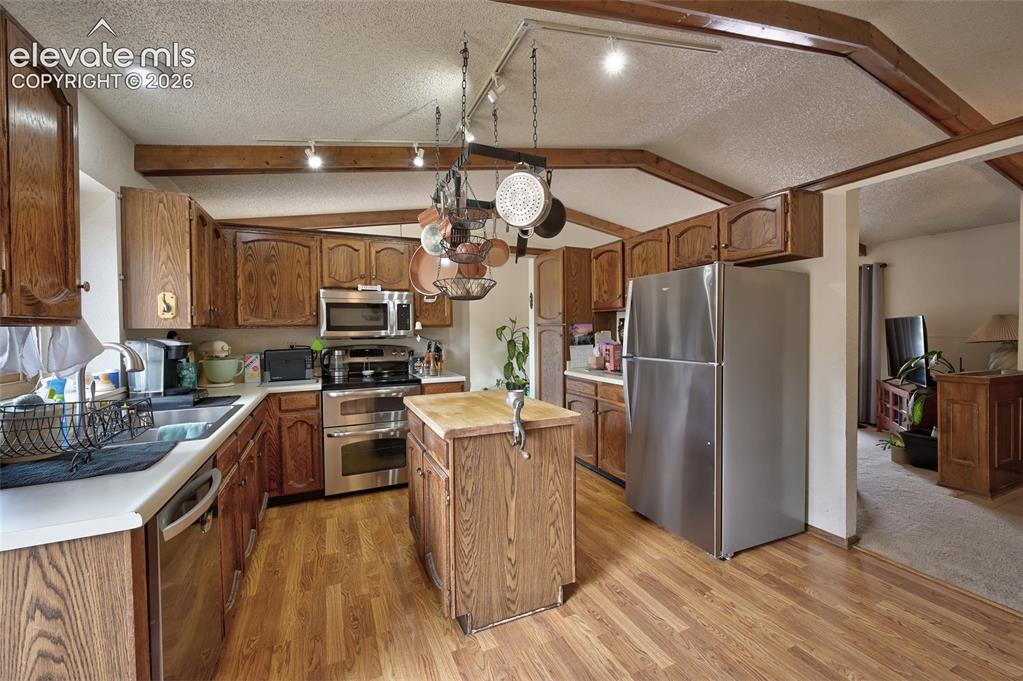 Image 10 of 38: Kitchen