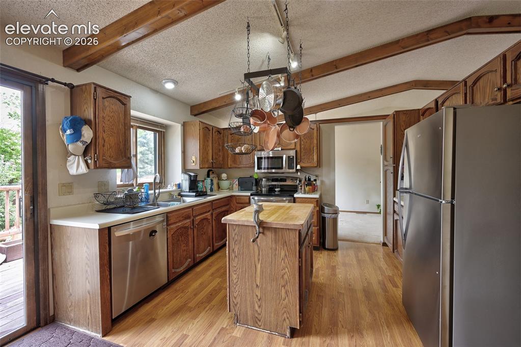 Image 11 of 38: Kitchen