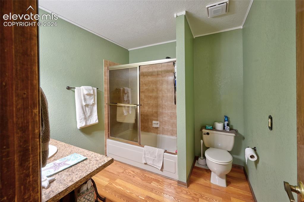 Image 24 of 38: Bathroom
