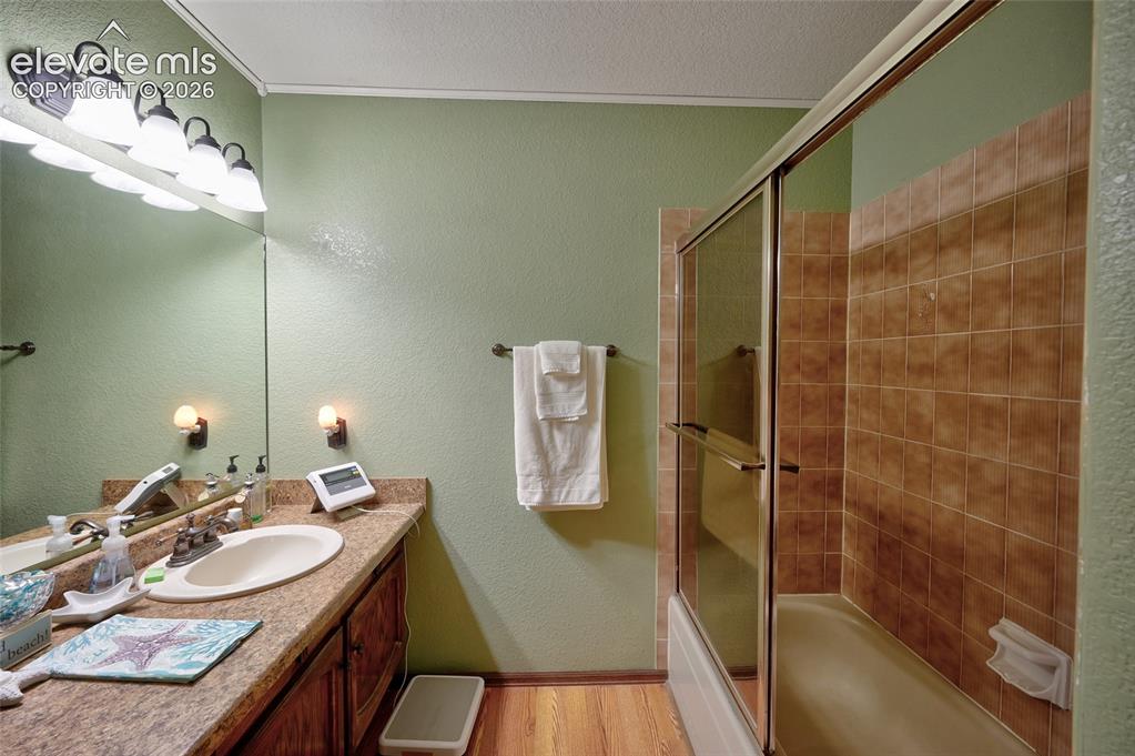 Image 25 of 38: Bathroom