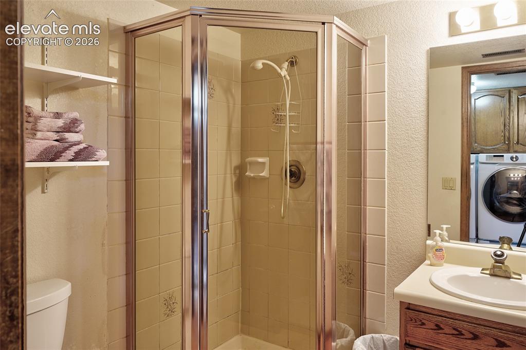 Image 31 of 38: Bathroom