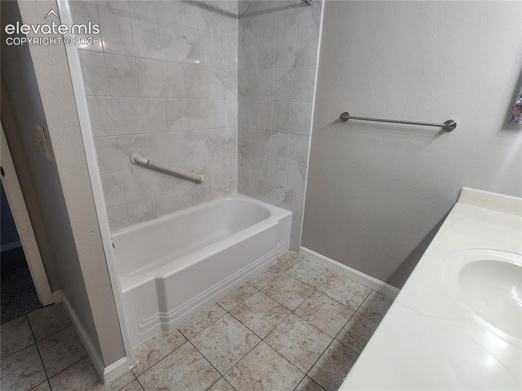 Image 14 of 27: Bathroom