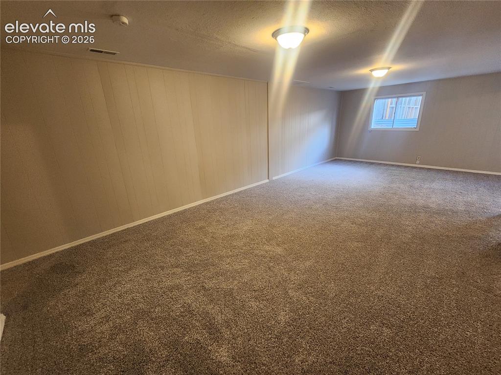 Image 19 of 27: Bedroom