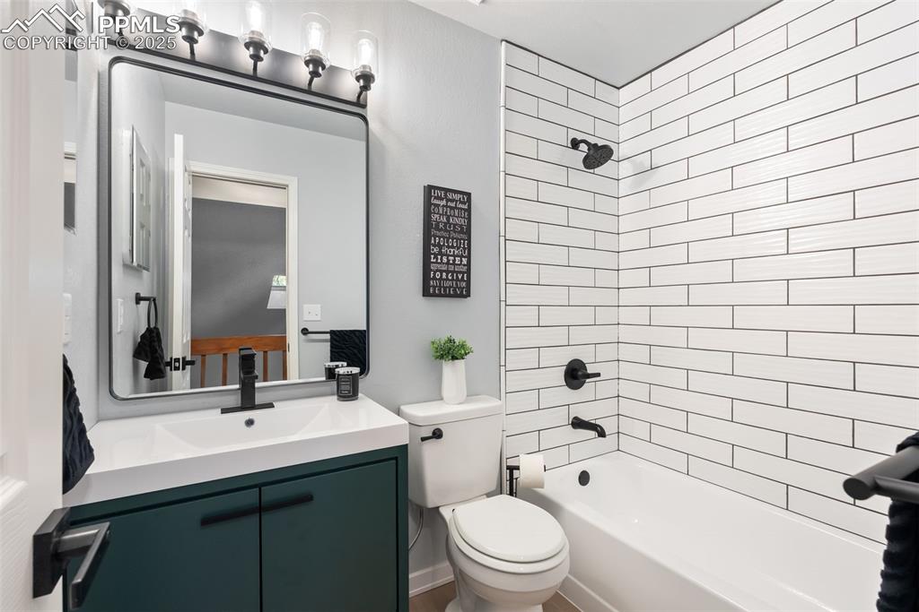 Image 3 of 50: Bathroom with bathing tub / shower combination and vanity