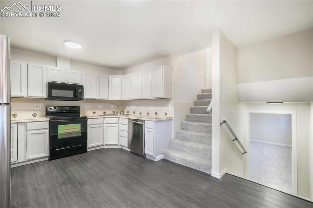 Image 10 of 50: Entry