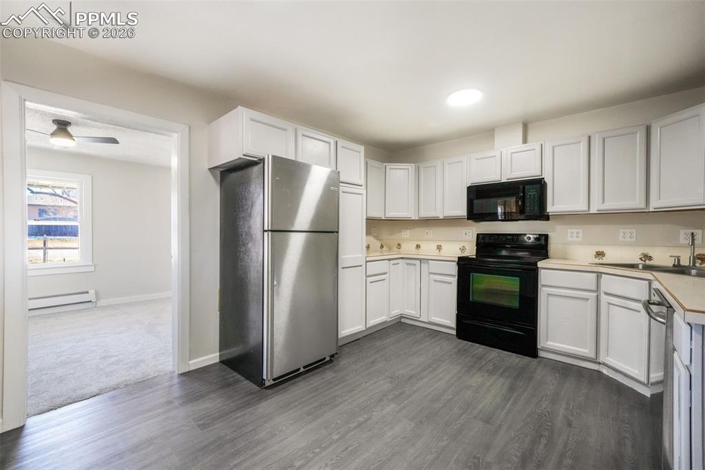 Image 12 of 50: Bedroom