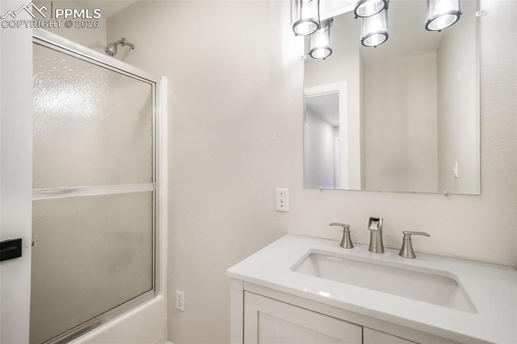 Image 22 of 50: Bedroom