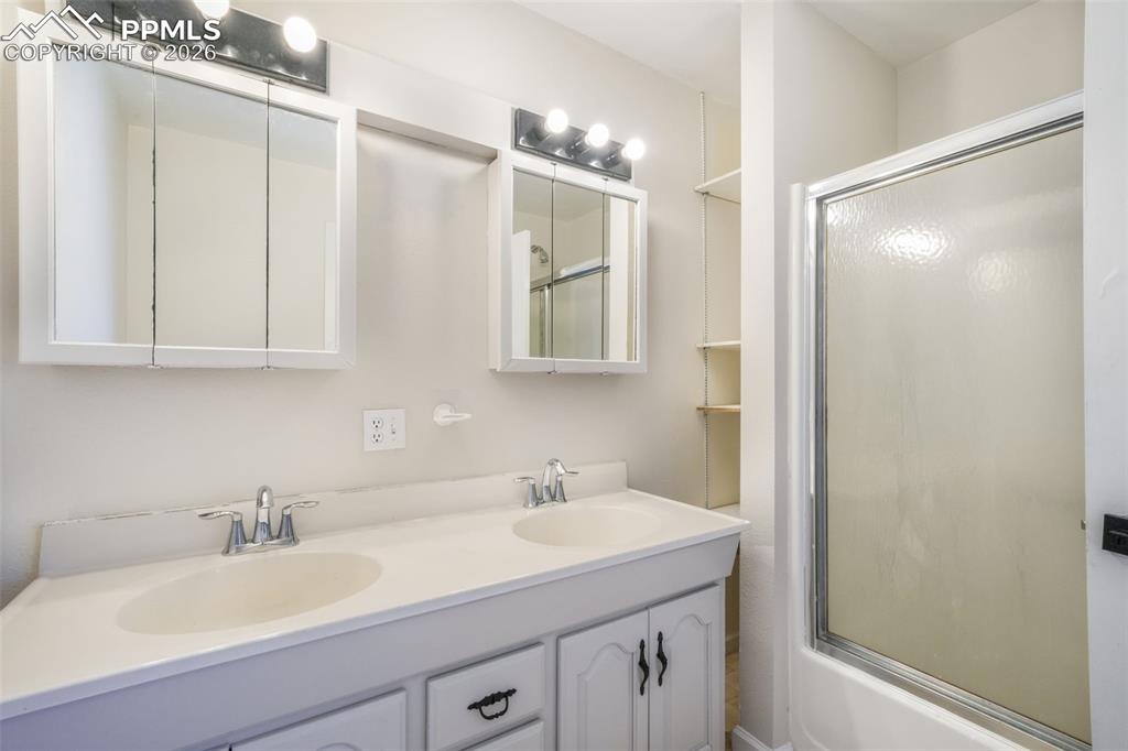 Image 27 of 50: Bedroom