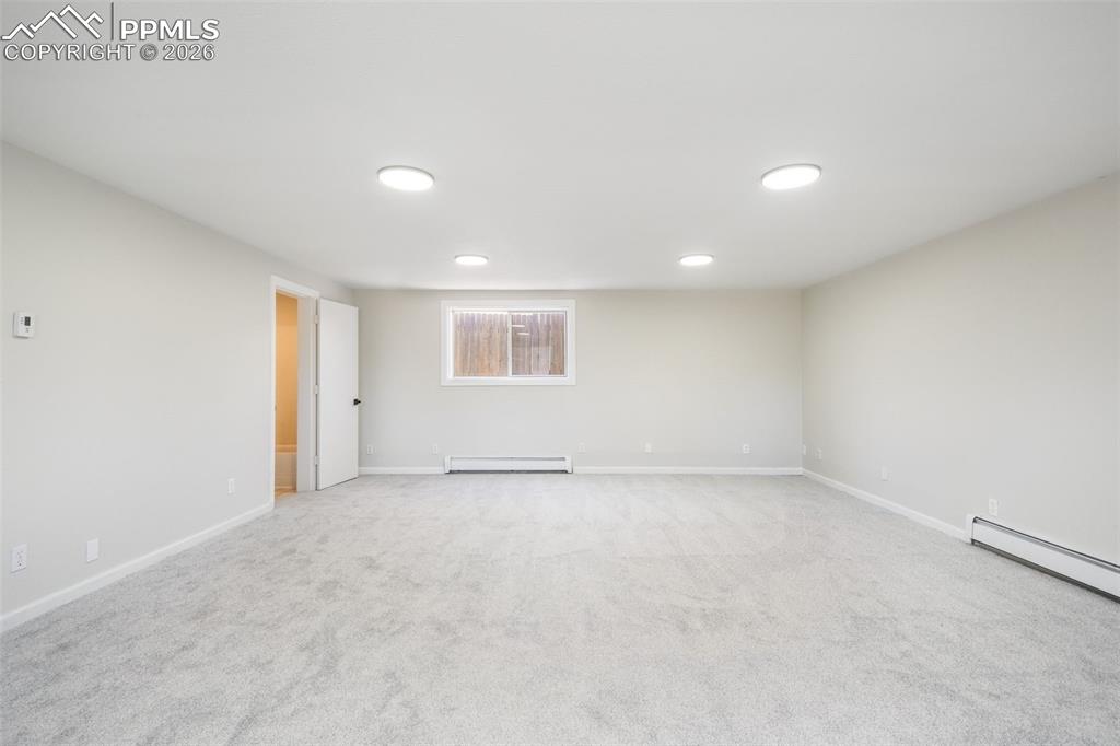 Image 31 of 50: Bathroom