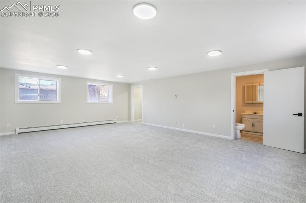 Image 32 of 50: Bathroom