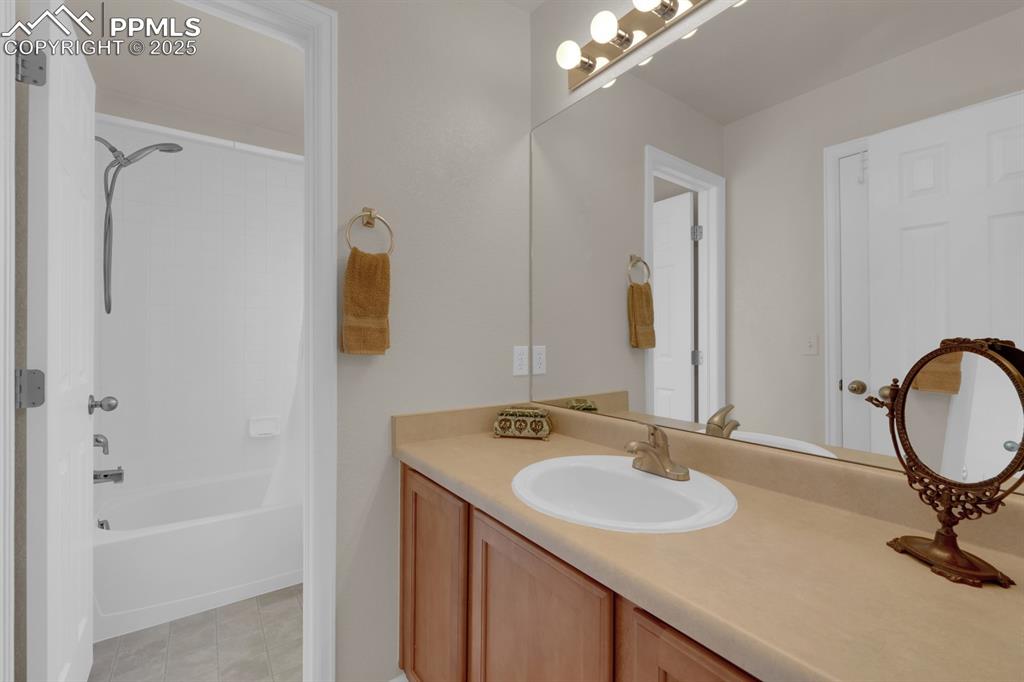 Image 25 of 43: Full Jack & Jill Bathroom-Upper level