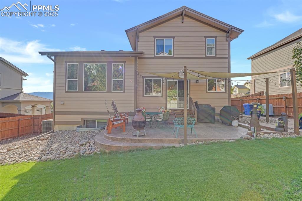 Image 33 of 43: Great patio & yard!