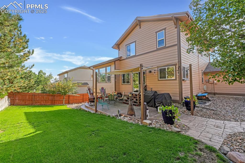 Image 5 of 43: Beautifully manicured backyard