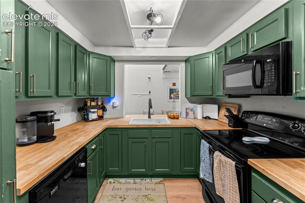 Image 12 of 32: Kitchen