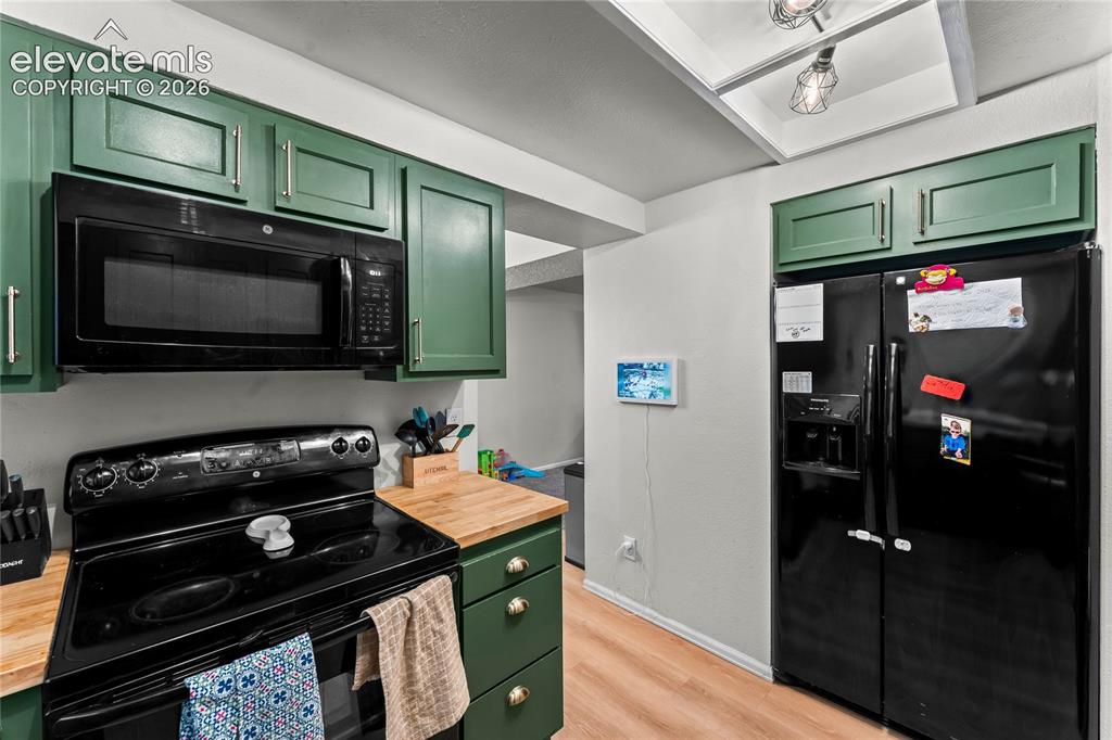 Image 13 of 32: Kitchen