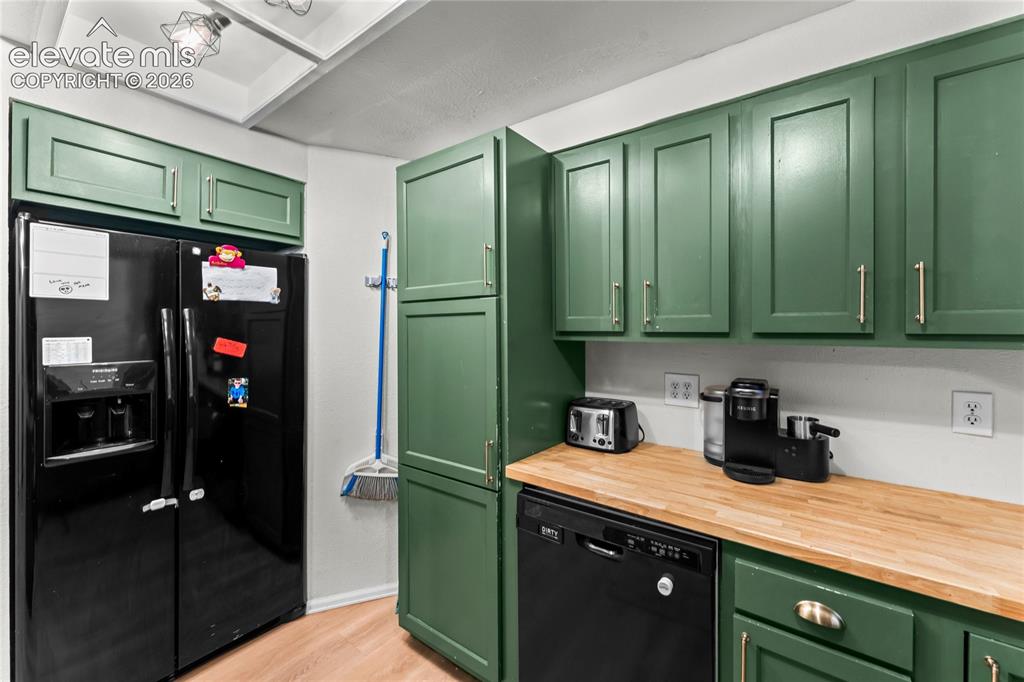 Image 14 of 32: Kitchen