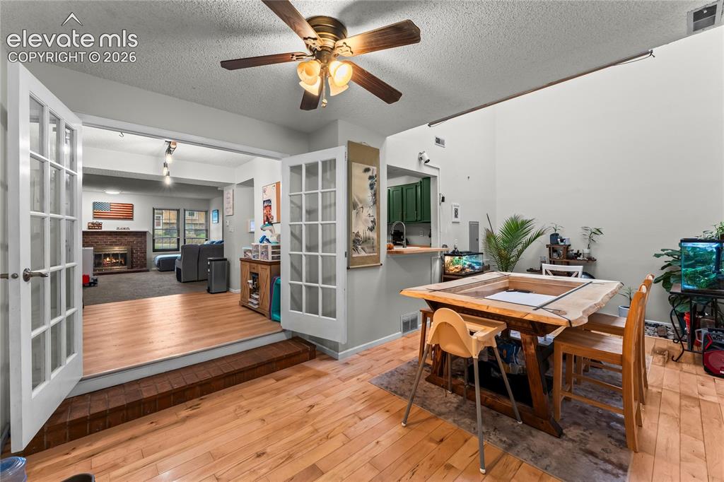 Image 15 of 32: Dining Area