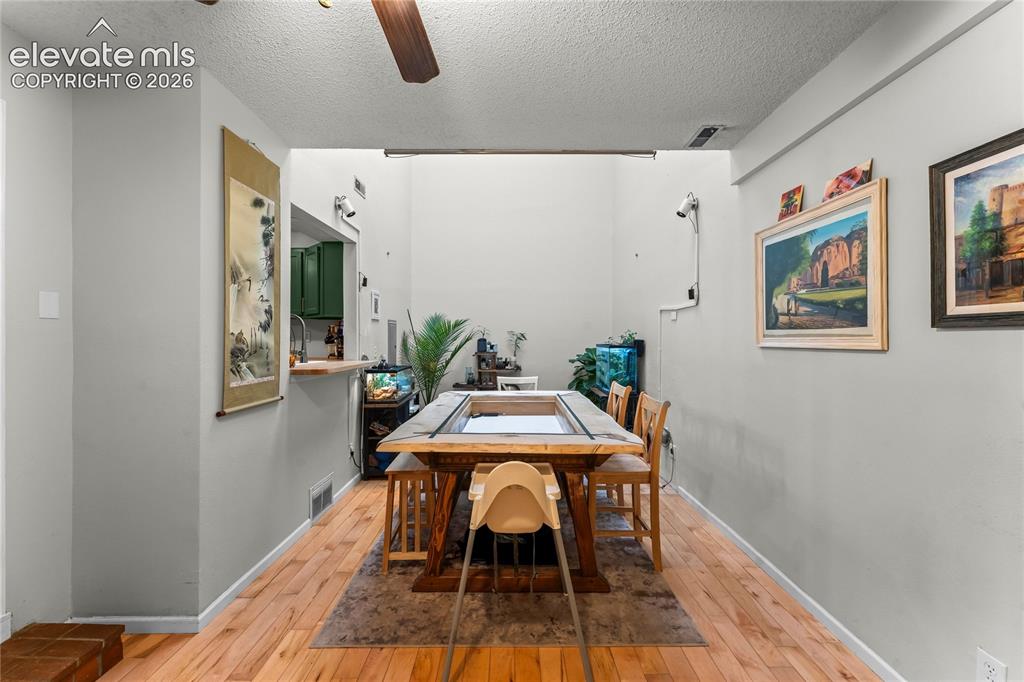 Image 16 of 32: Dining Area
