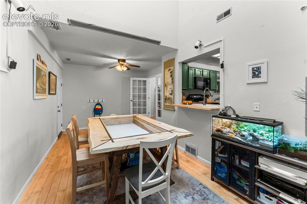 Image 17 of 32: Dining Area