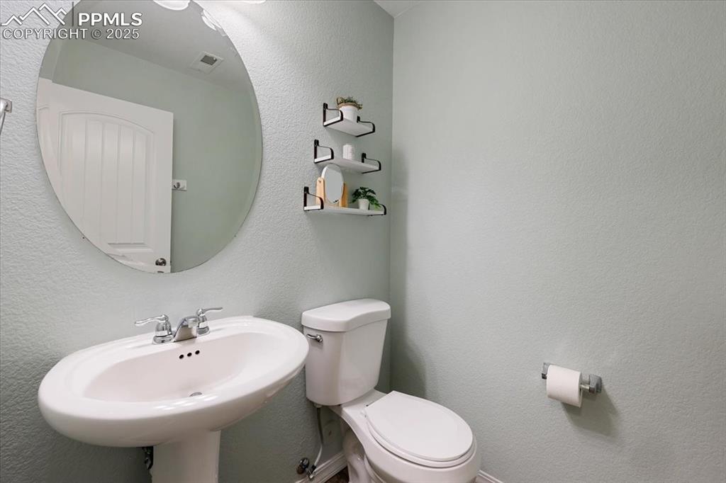 Image 19 of 43: Bathroom