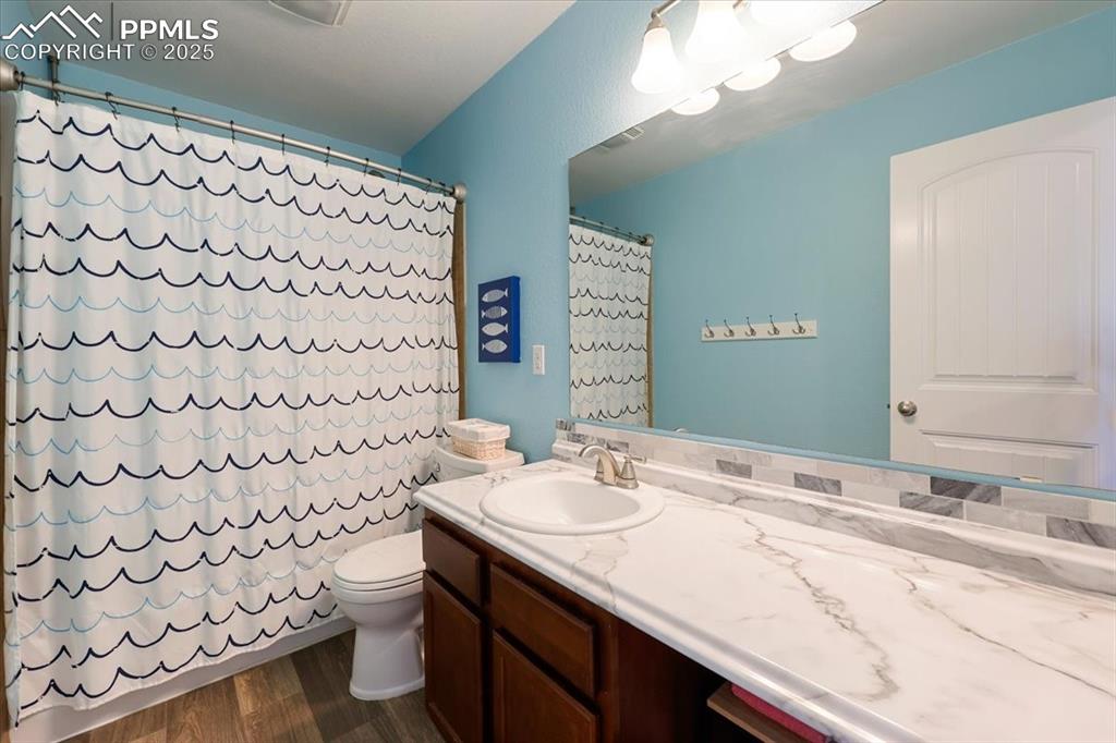Image 25 of 43: Bathroom