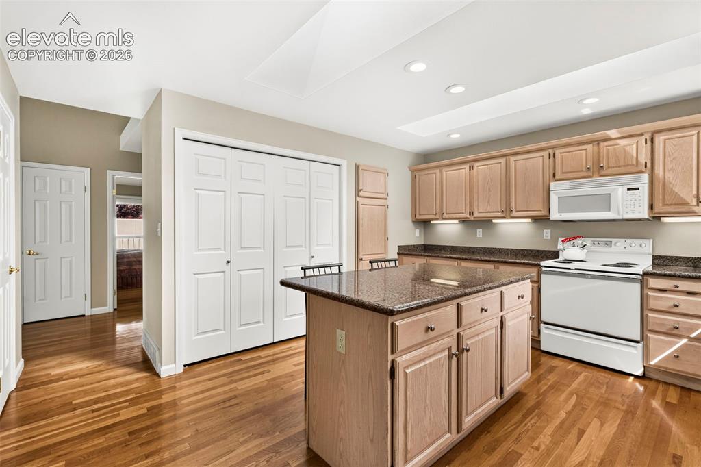 Image 14 of 28: Kitchen