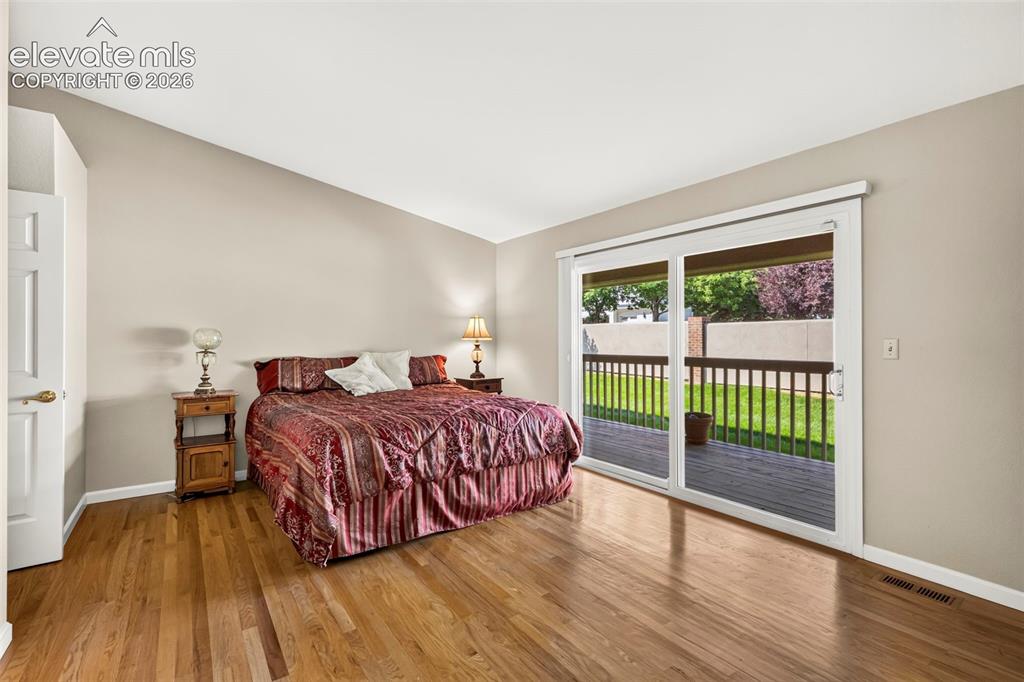 Image 18 of 28: Bedroom