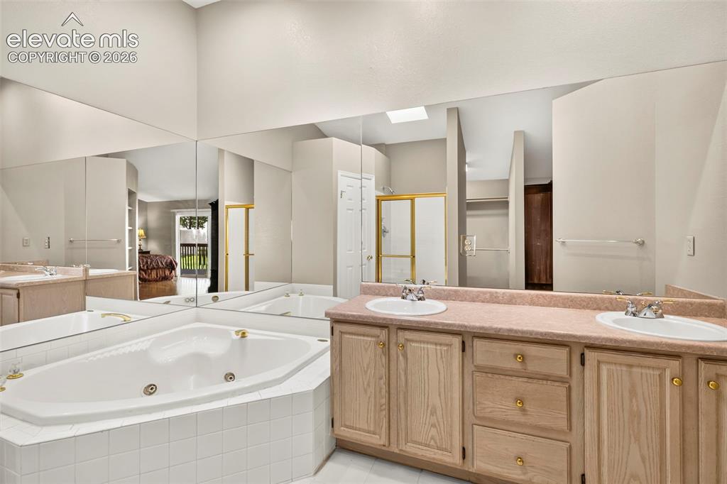 Image 19 of 28: Bathroom
