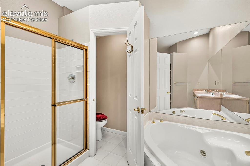 Image 20 of 28: Bathroom