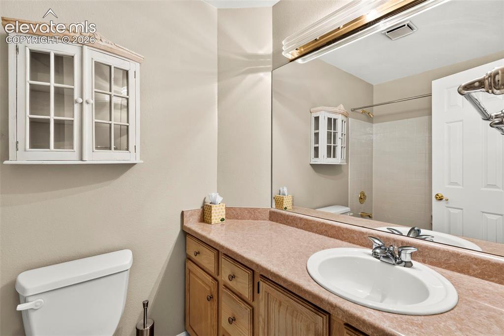 Image 23 of 28: Bathroom