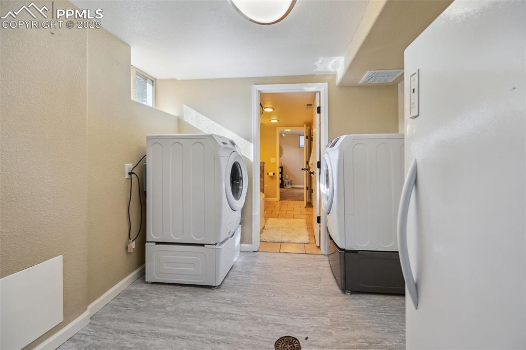 Image 26 of 31: Laundry facilities located in the basement.