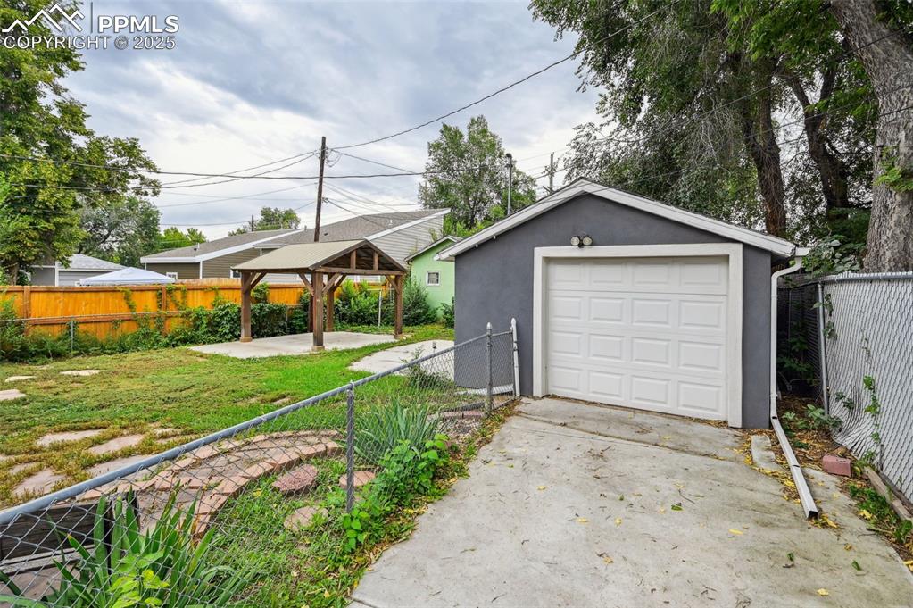 Image 30 of 31: Detached one car garage