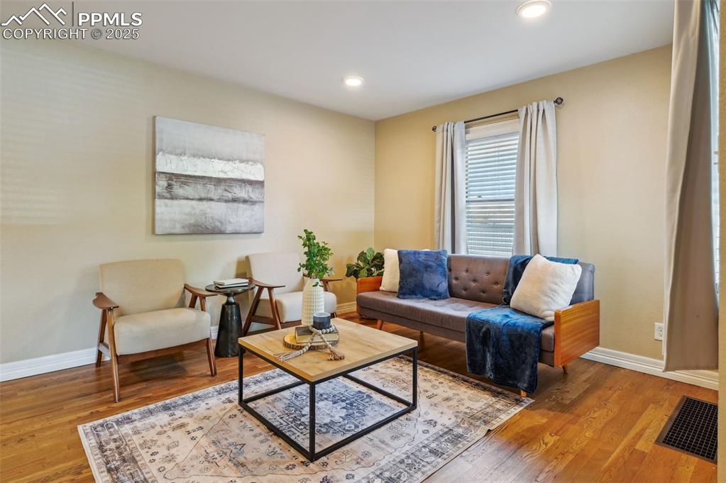 Image 4 of 31: Living Room