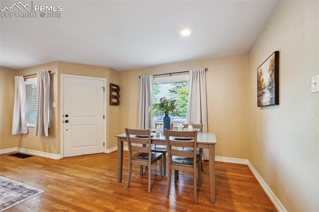 Image 6 of 31: Dining Area