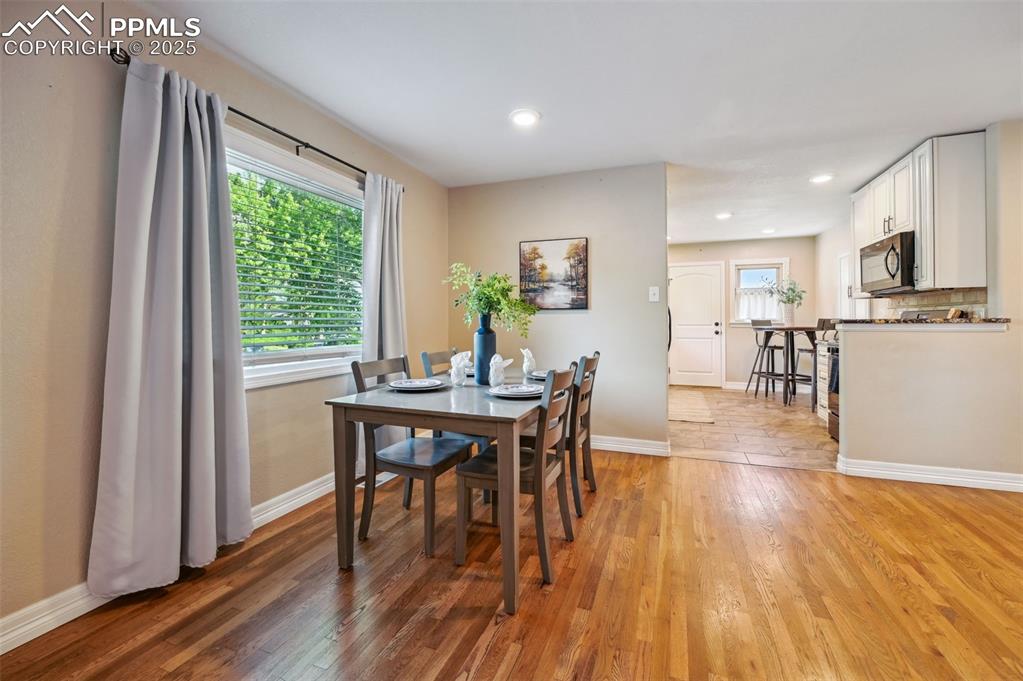 Image 7 of 31: Dining Area