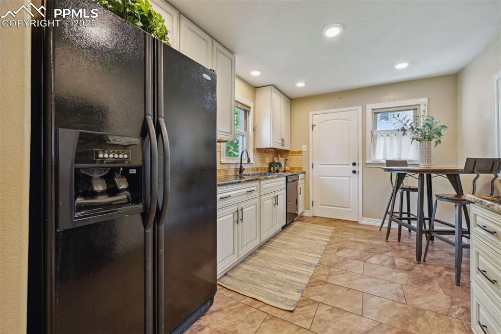 Image 9 of 31: All appliances stay with the house.