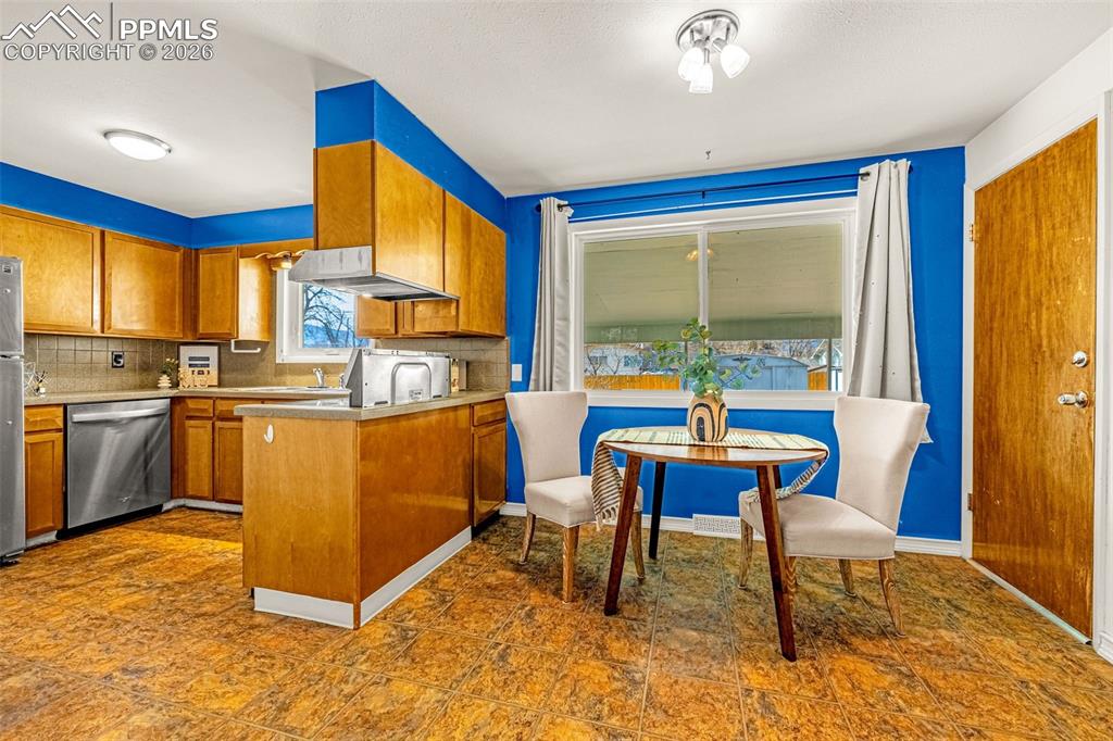 Image 10 of 27: Dining Area