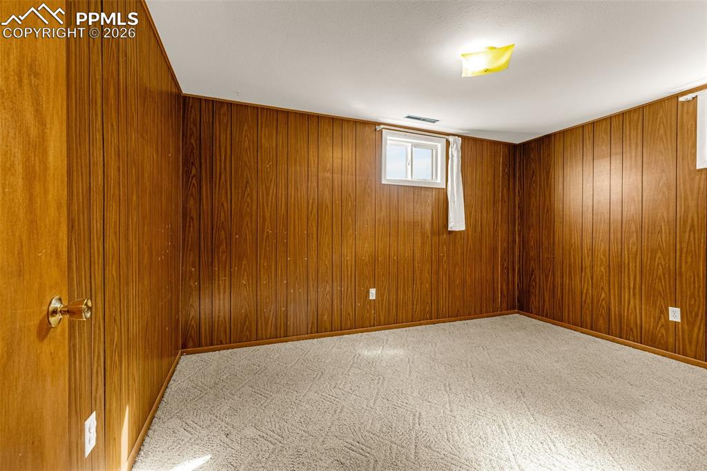 Image 15 of 27: Bedroom