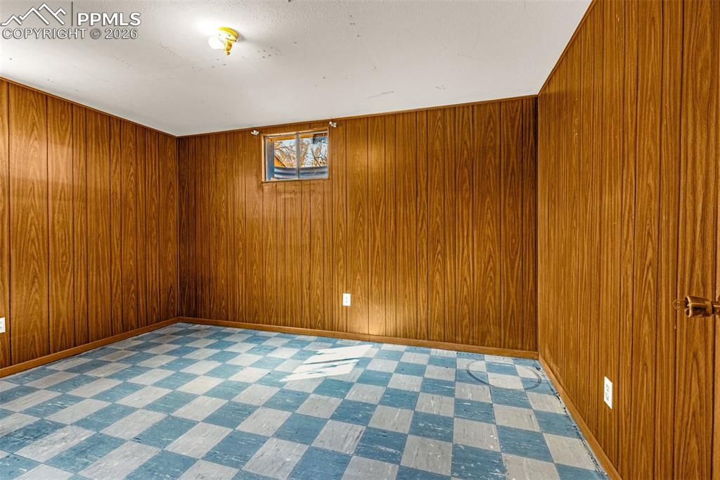 Image 17 of 27: Bedroom