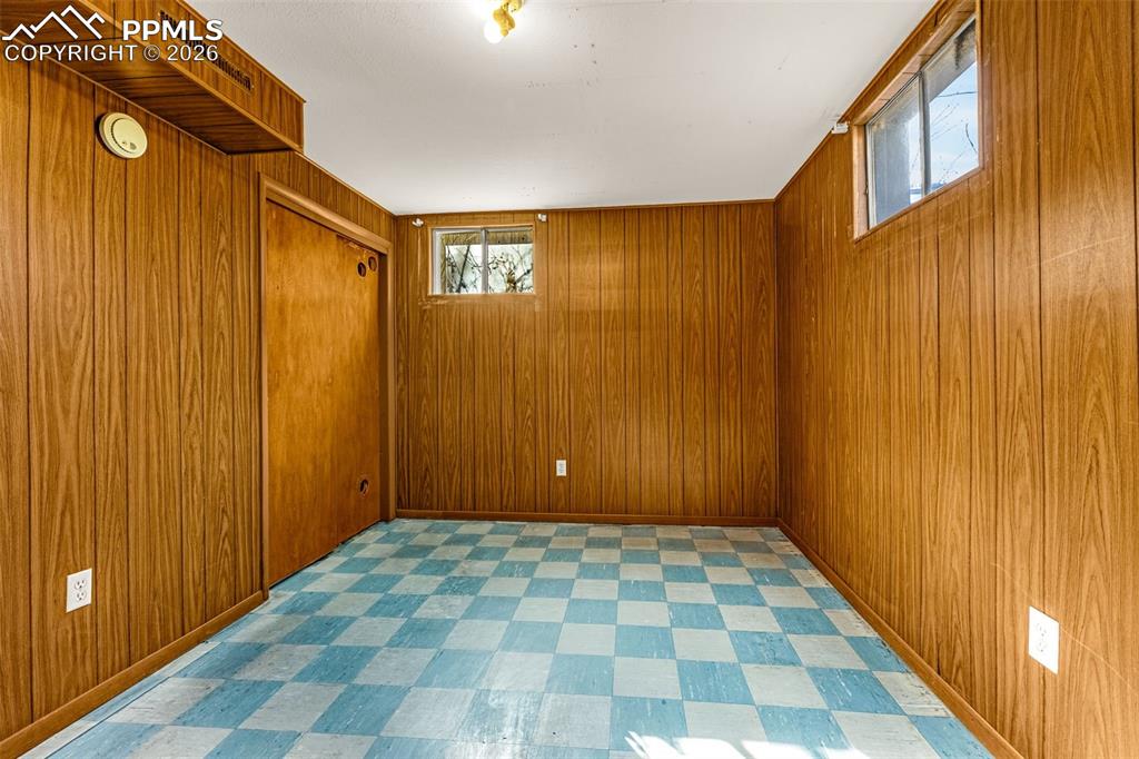 Image 18 of 27: Bedroom