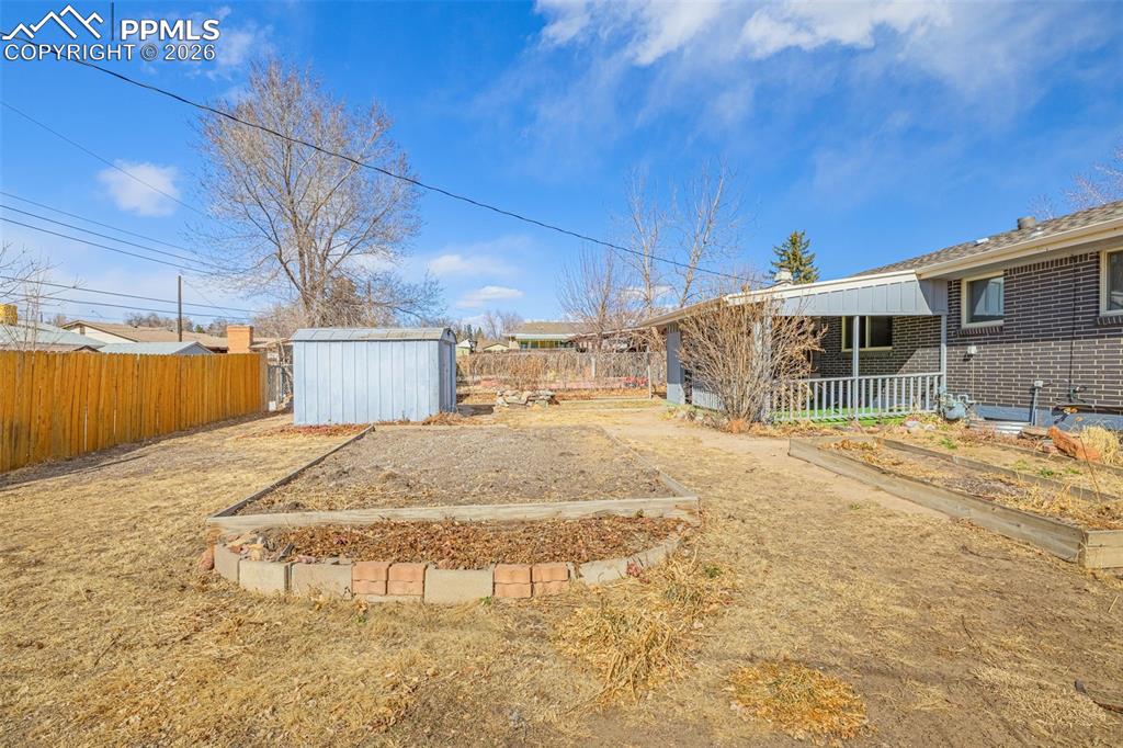 Image 22 of 27: Yard