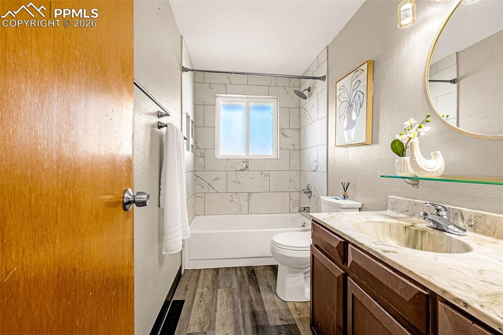 Image 5 of 27: Bathroom