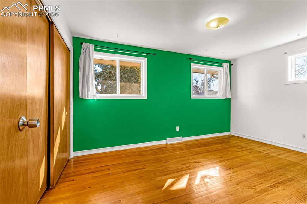 Image 6 of 27: Bedroom